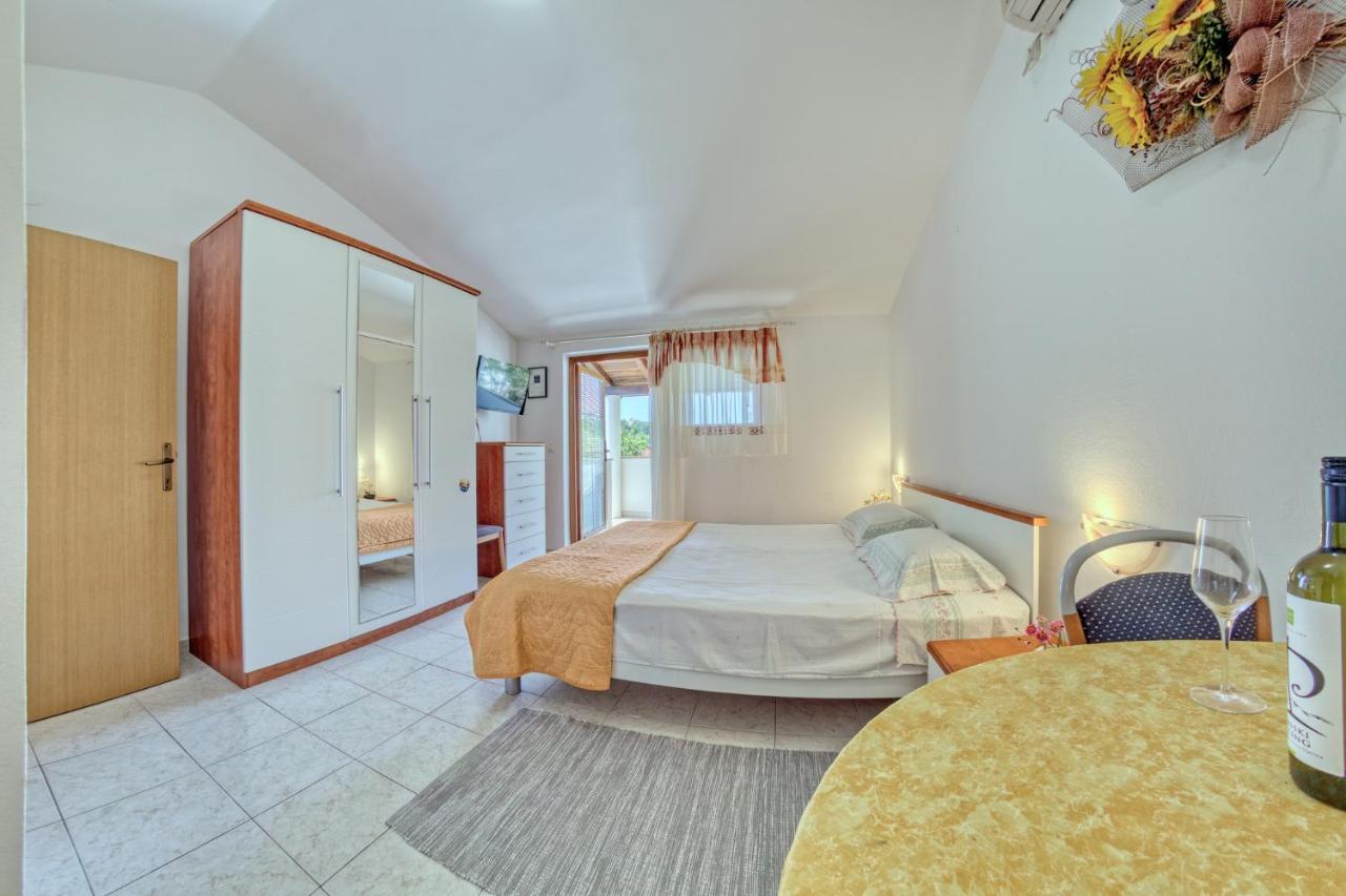 Apartmets Slavica 1644 บานโจเล ภายนอก รูปภาพ